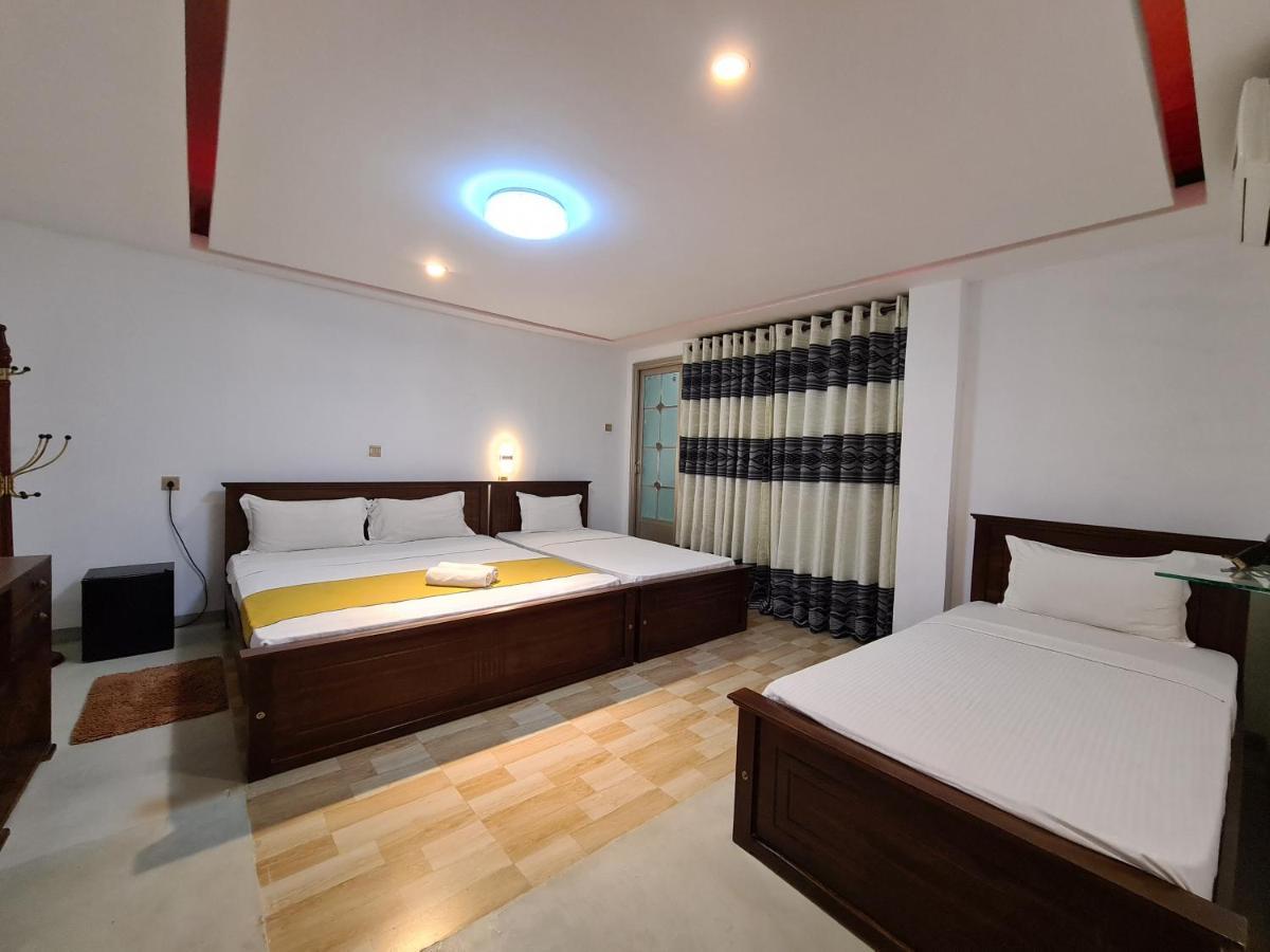 Cafe And Pub By Yasri Hotel Weligama Exterior foto