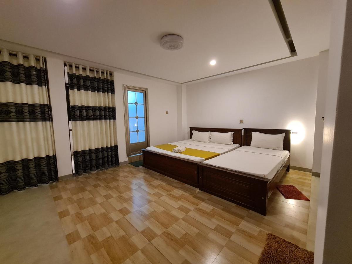 Cafe And Pub By Yasri Hotel Weligama Exterior foto